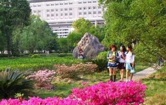 成人大学校园环境